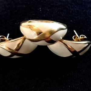 Vintage Ring (possible Avon) cream and gold tone